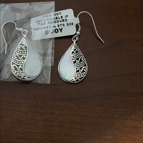 Mother of pearl earrings in sterling silver - Picture 2 of 3